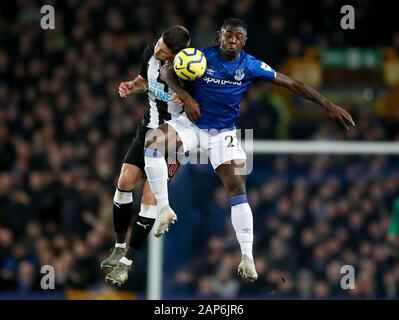 Newcastle Regno di Federico Fernandez (sinistra) e Everton's Moise Kean battaglia per la palla durante il match di Premier League a Goodison Park di Liverpool. Foto Stock