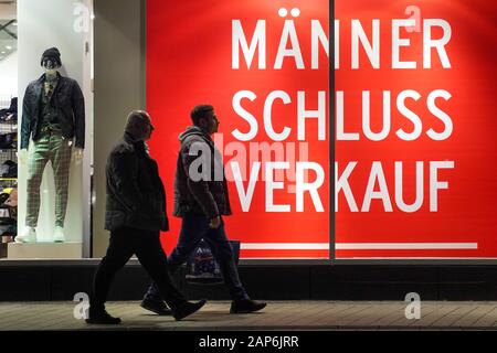 Dortmund, Germania, gennaio 21, 2020: i passanti nella parte anteriore del negozio finestra di uomini della casa di moda ANSON a Dortmund, si annuncia un uomo vendita per abbigliamento uomo. --- Di Dortmund, Germania, 21.Gen2020: Passanten vor dem Schaufenster des Herren-Modehauses ANSON a Dortmund, es wirbt Mit einem Männer-Schlußverkauf für Herrenbekleidung. Foto Stock