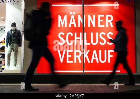 Dortmund, Germania, gennaio 21, 2020: i passanti nella parte anteriore del negozio finestra di uomini della casa di moda ANSON a Dortmund, si annuncia un uomo vendita per abbigliamento uomo. --- Di Dortmund, Germania, 21.Gen2020: Passanten vor dem Schaufenster des Herren-Modehauses ANSON a Dortmund, es wirbt Mit einem Männer-Schlußverkauf für Herrenbekleidung. Foto Stock