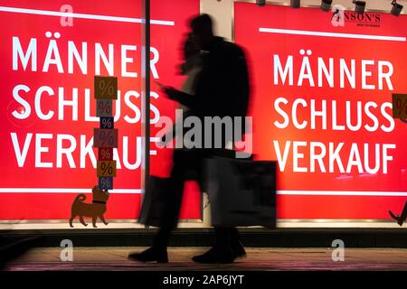 Dortmund, Germania, gennaio 21, 2020: i passanti nella parte anteriore del negozio finestra di uomini della casa di moda ANSON a Dortmund, si annuncia un uomo vendita per abbigliamento uomo. --- Di Dortmund, Germania, 21.Gen2020: Passanten vor dem Schaufenster des Herren-Modehauses ANSON a Dortmund, es wirbt Mit einem Männer-Schlußverkauf für Herrenbekleidung. Foto Stock