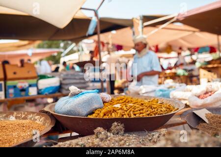 Tunisia, ottobre 10/2019 tipico e tradizionale mercato tunisino, primo piano di una vendita di spezie, curcuma su un tavolo di vendita di mercato, commerciante in ba Foto Stock