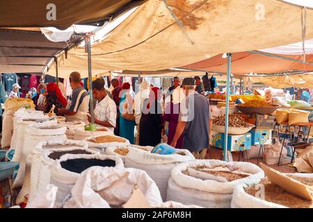 Tunisia, ottobre 10/2019 tipico e tradizionale mercato tunisino, borse piene di spezie e persone tunisine intenti ad acquistare sul mercato Foto Stock