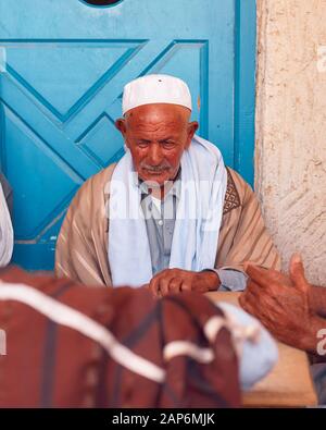 Tunisia, ottobre 10/2019 primo piano di un Imam vestito in abito tradizionale Foto Stock