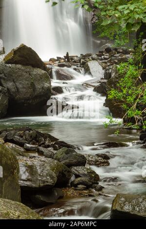 Cascata con ruscello e rocce nella foresta pluviale Foto Stock