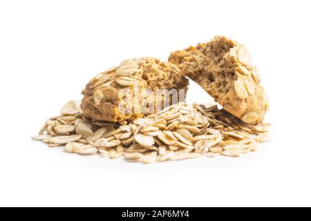 Cereali biscotti di farina di avena e fiocchi di avena isolati su sfondo bianco. Foto Stock