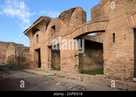 Roma. Italia. Ostia Antica. Casa di Diana (Caseggiato di Diana) da Via di Diana. Foto Stock