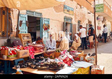 Tunisia, ottobre 10/2019 Scarpa in un tipico e tradizionale mercato tunisino Foto Stock