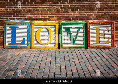 Quattro cubi colorati con le lettere L-o-V-e, Love Cubes Foto Stock