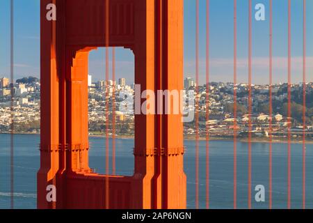 Ponte Golden Gate vicino allo skyline di San Francisco sullo sfondo Foto Stock