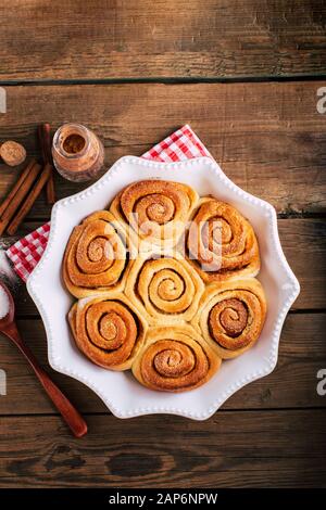 Dolci dolci dolci alla cannella su un tavolo di legno, torte fatte in casa Foto Stock