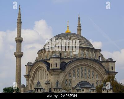 Vista della Moschea Nuruosmaniye di Istanbul, Turchia Foto Stock