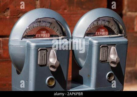 Parcheggi retro contro muro di mattoni rossi Foto Stock