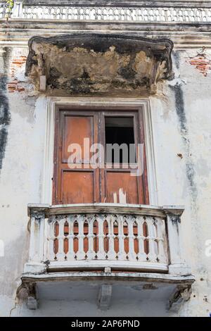 Veranda arredata in stile spagnolo con balcone Foto Stock