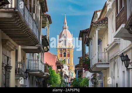 Street scene con torre della chiesa e balconi a Cartagena, Colombia Foto Stock