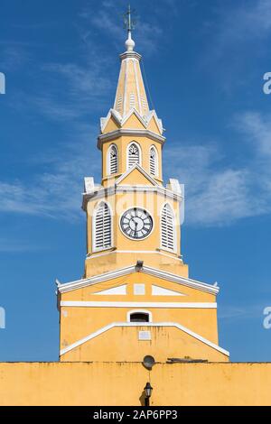 Chiesa gialla con orologio vecchio contro il cielo blu Foto Stock