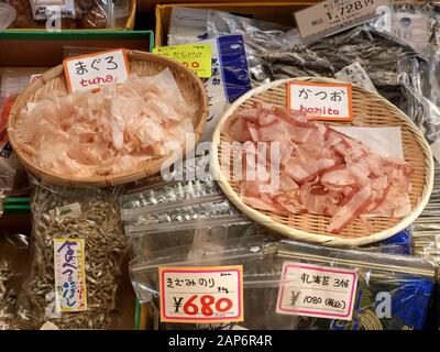 Tokyo, GIAPPONE - 19 APRILE 2018: Tonno essiccato rasato e pesce palamita al mercato di tsukiji tokyo Foto Stock