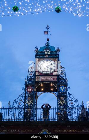 Natale presso la torre dell'orologio Eastgate che si erge sulle mura romane della città eretta nel 1897 nella città di Cheshire di Chester Inghilterra Foto Stock