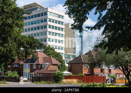 Alti blocchi di uffici sovraombreggiati edifici residenziali che fiancheggiano Merton Road, Slough centro citta', Berkshire, Regno Unito Foto Stock