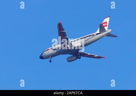 Un Airbus A319 della British Airways sull'approccio finale all'Aeroporto Internazionale di Leeds Bradford Foto Stock