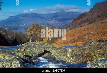 Ashness ponte sopra Derwent Water guardando verso Skiddaw, Cumbria, Regno Unito. Foto Stock