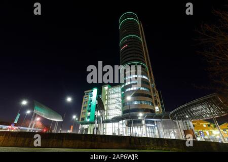 Bridgewater Place è un complesso a torre ad uso misto di negozi al dettaglio e residenziale apartments.in Leeds. Foto Stock