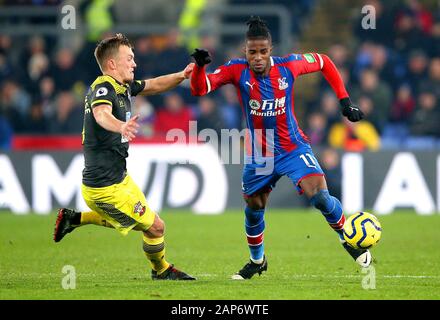 Southampton James Ward-Prowse (sinistra) e il Palazzo di Cristallo di Wilfried Zaha battaglia per la palla durante il match di Premier League a Selhurst Park, Londra. Foto Stock