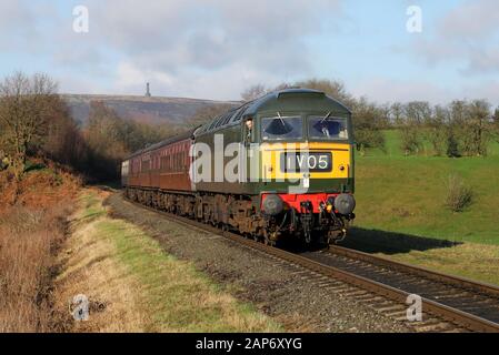 D1501/47402 arriva a Bave County Halt sulla East Lancs Railway. Foto Stock
