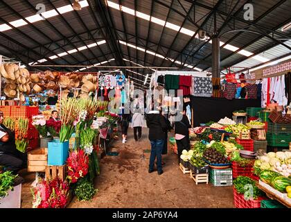 San Pedro Cholula, Messico, 17 ottobre 2018 - ampia vista panoramica all'interno del mercato municipale coperto da San pedro Cholula. Foto Stock