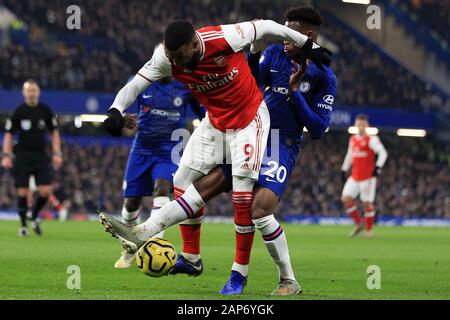 Londra, Regno Unito. Xxi gen, 2020. Alexandre Lacazette dell'Arsenal (L) in azione con Callum Hudson-Odoi di Chelsea (R). Premier League, Chelsea v Arsenal a Stamford Bridge di Londra martedì 21 gennaio 2020. Questa immagine può essere utilizzata solo per scopi editoriali. Solo uso editoriale, è richiesta una licenza per uso commerciale. Nessun uso in scommesse, giochi o un singolo giocatore/club/league pubblicazioni. pic da Steffan Bowen/ Credito: Andrew Orchard fotografia sportiva/Alamy Live News Foto Stock