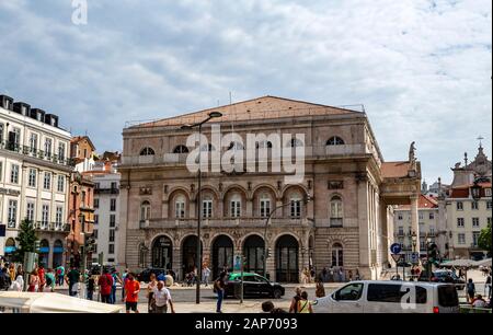 Facciata del lato occidentale del Teatro Nazionale neoclassico Dona Maria II, in piazza Rossio, Lisbona, Portogallo Foto Stock