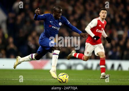 Stamford Bridge, Londra, Regno Unito. Xxi gen, 2020. English Premier League Football, Chelsea contro l'Arsenal; Ngolo Kante di Chelsea - rigorosamente solo uso editoriale. Nessun uso non autorizzato di audio, video, dati, calendari, club/campionato loghi o 'live' servizi. Online in corrispondenza uso limitato a 120 immagini, nessun video emulazione. Nessun uso in scommesse, giochi o un singolo giocatore/club/league pubblicazioni Credito: Azione Sport Plus/Alamy Live News Foto Stock