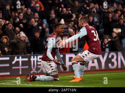 Aston Villa Ezri Konsa celebra il suo lato il secondo obiettivo del gioco che è stato aggiudicato a sono stati segnati da Tyrone Mings durante il match di Premier League a Villa Park, Birmingham. Foto Stock