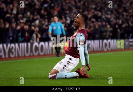 Aston Villa Ezri Konsa celebra il suo lato il secondo obiettivo del gioco che è stato aggiudicato a sono stati segnati da Tyrone Mings durante il match di Premier League a Villa Park, Birmingham. Foto Stock