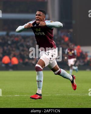 Aston Villa Ezri Konsa celebra il suo lato il secondo obiettivo del gioco che è stato aggiudicato a sono stati segnati da Tyrone Mings durante il match di Premier League a Villa Park, Birmingham. Foto Stock