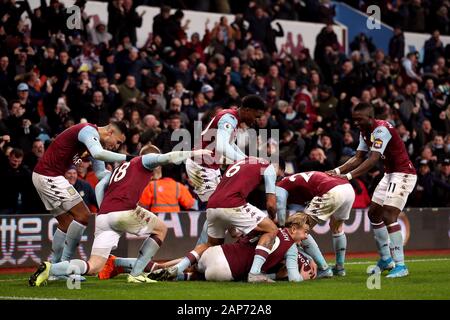 Aston Villa Ezri Konsa celebra il suo lato il secondo obiettivo del gioco che è stato aggiudicato a sono stati segnati da Tyrone Mings durante il match di Premier League a Villa Park, Birmingham. Foto Stock