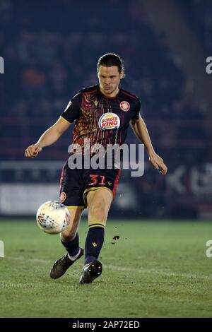 Exeter, Regno Unito. Xxi gen, 2020. Ben Nugent di Stevenage durante l EFL Football League Trophy match tra Exeter City e Stevenage presso il St James Park, Exeter, Inghilterra il 21 gennaio 2020. Foto di Dave Peters. Solo uso editoriale, è richiesta una licenza per uso commerciale. Nessun uso in scommesse, giochi o un singolo giocatore/club/league pubblicazioni. Credit: UK Sports Pics Ltd/Alamy Live News Foto Stock