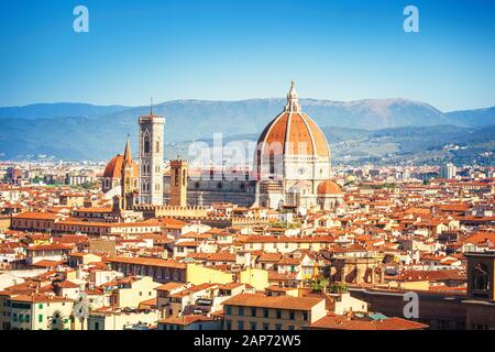 Panorama di Firenze e della cattedrale di Santa Maria del Fiore in Toscana, vista Pittoresca da piazza Michelangelo in chiaro mattinata Foto Stock