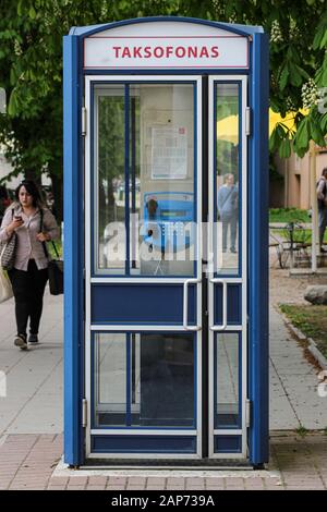 Cabina telefonica o telefono lituano Taksofonas a Vilnius, Lituania Foto Stock