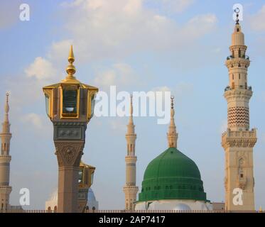 Cupola Verde Nella Moschea Del Profeta Al Giorno Nuvoloso, Medina, Arabia Saudita Foto Stock