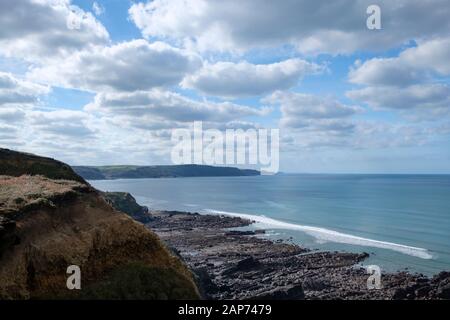 Guardando a sud-ovest dal South West Coast Path a Bude Bay con Chipman Point e Pencannow Point sulla costa nord della Cornovaglia in lontananza Foto Stock