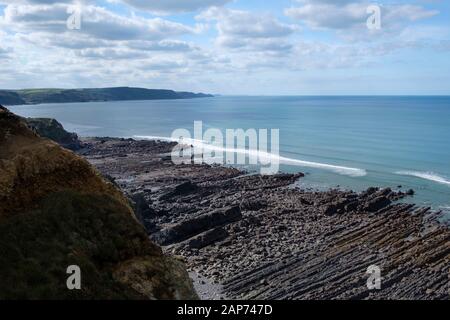 Guardando a sud-ovest dal South West Coast Path a Bude Bay con Chipman Point e Pencannow Point sulla costa nord della Cornovaglia in lontananza Foto Stock