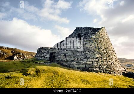 Dun Carloway broch, isola di Lewis, Ebridi Esterne, Scotland, Regno Unito. Pietra Antica fattoria fortificata circa 2000 anni Foto Stock