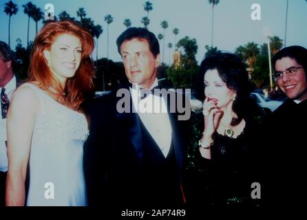 Los Angeles, California, STATI UNITI D'AMERICA del 3 giugno 1995 Modello Angie Everhart, attore Sylvester Stallone, sua madre Jackie Stallone e figlio Sage Stallone frequentare la prima relazione annuale di Blockbuster Entertainment Awards il 3 giugno 1995 al Pantages Theatre di Los Angeles, California, USA. Foto di Barry re/Alamy Stock Photo Foto Stock