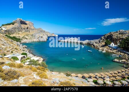 Affacciato sullo splendido St Pauls Bay Lindos Isola di Rodi Grecia Europa Foto Stock