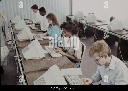 Austin, Texas, Stati Uniti d'America. 1 Mar, 1990. Temporaneo di 1990 Stati Uniti Censimento lavoratori ricevono una formazione a livello regionale Austin, TX data center in primavera (data esatta sconosciuto) prima che il funzionario Aprile 1, 1990 conte 30 anni fa. Il censimento del 1990 contava quasi 250 milioni di persone che vivono negli Stati Uniti. Credito: Bob Daemmrich/ZUMA filo/Alamy Live News Foto Stock