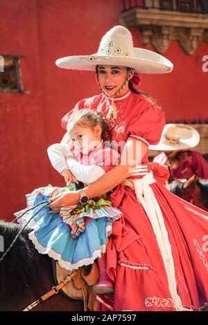 San Miguel De Allende, Messico. Xxi gen, 2020. Un messicano Cowgirl e sua figlia di corsa a cavallo in una sfilata per festeggiare il compleanno di 251st dell'indipendenza messicana hero Ignacio Allende Gennaio 21, 2020 in San Miguel De Allende, Guanajuato, Messico. Allende, da una famiglia benestante di San Miguel ha svolto un ruolo importante nella guerra di indipendenza contro la Spagna nel 1810 e più tardi onorata dalla sua città aggiungendo il suo nome. Credito: Planetpix/Alamy Live News Foto Stock