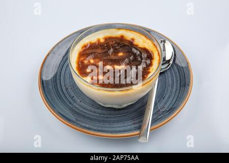 Il tradizionale dessert turco e arabo del Ramadan il budino di riso Al Forno è un piatto fatto di riso mescolato con acqua, latte, zucchero e altri ingredienti come Foto Stock