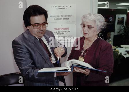 Austin, Texas, Stati Uniti d'America. 1 Mar, 1990. Temporaneo di 1990 Stati Uniti Censimento lavoratori ricevono una formazione a livello regionale Austin, TX data center in primavera (data esatta sconosciuto) prima che il funzionario Aprile 1, 1990 conte 30 anni fa. Il censimento del 1990 contava quasi 250 milioni di persone che vivono negli Stati Uniti. Credito: Bob Daemmrich/ZUMA filo/Alamy Live News Foto Stock