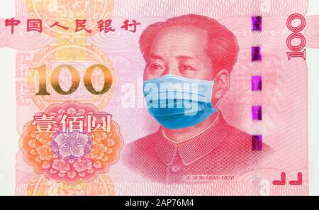Coronavirus denaro e finanza. Concetto: Quarantena in Cina, banconota da 100 Yuan con maschera facciale. Economia e mercati finanziari colpiti dal virus della corona Foto Stock