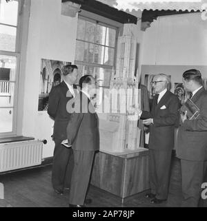 Il Ministro dell'istruzione Arts & Sciences, Sua Eccellenza il Sig. J.M.T.Th. Cal apre al museo Prinsenhof a Delft la mostra Monumentenzorg. v.l.n.r. Sindaco D. de Loer, [testo interrotto] Data: 20 giugno 1959 Luogo: Delft, Zuid-Holland nome personale: Cals, Giuseppe, Loer, D. de Foto Stock